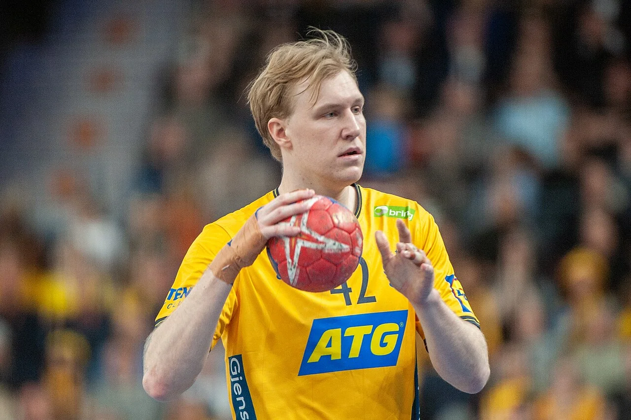 Eric Johansson i Sveriges landslagströja under en handbollsmatch